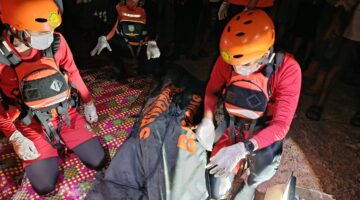 Satu korban ditemukan, dua masih dicari. Foto: Basarnas Palembang.