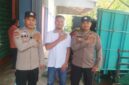 Personel Polsek Buay Madang Timur, Bripka Ari Wicaksono, dan Aipda Wisnu, melakukan salam komando bersama perwakilan petani saat mengawal penyaluran hasil panen di Gudang Bulog Terukis, Kecamatan Martapura, Kabupaten OKU Timur, Sumatera Selatan. 
