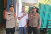 Personel Polsek Buay Madang Timur, Bripka Ari Wicaksono, dan Aipda Wisnu, melakukan salam komando bersama perwakilan petani saat mengawal penyaluran hasil panen di Gudang Bulog Terukis, Kecamatan Martapura, Kabupaten OKU Timur, Sumatera Selatan. 