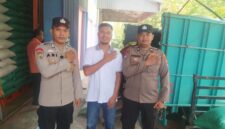 Personel Polsek Buay Madang Timur, Bripka Ari Wicaksono, dan Aipda Wisnu, melakukan salam komando bersama perwakilan petani saat mengawal penyaluran hasil panen di Gudang Bulog Terukis, Kecamatan Martapura, Kabupaten OKU Timur, Sumatera Selatan. 