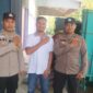 Personel Polsek Buay Madang Timur, Bripka Ari Wicaksono, dan Aipda Wisnu, melakukan salam komando bersama perwakilan petani saat mengawal penyaluran hasil panen di Gudang Bulog Terukis, Kecamatan Martapura, Kabupaten OKU Timur, Sumatera Selatan. 