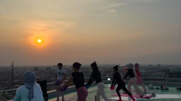 Helipad Disulap Jadi Studio Pilates, ARYADUTA Palembang Hadirkan Pengalaman Wellness Pertama di Kota Pempek