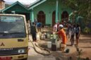 fhoto : penyaluran air bersih oleh uptd pdam pagar alam untuk warga yang terdampak kekeringan