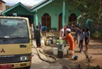fhoto : penyaluran air bersih oleh uptd pdam pagar alam untuk warga yang terdampak kekeringan