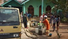 fhoto : penyaluran air bersih oleh uptd pdam pagar alam untuk warga yang terdampak kekeringan