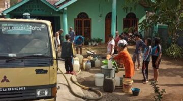 fhoto : penyaluran air bersih oleh uptd pdam pagar alam untuk warga yang terdampak kekeringan