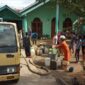 fhoto : penyaluran air bersih oleh uptd pdam pagar alam untuk warga yang terdampak kekeringan