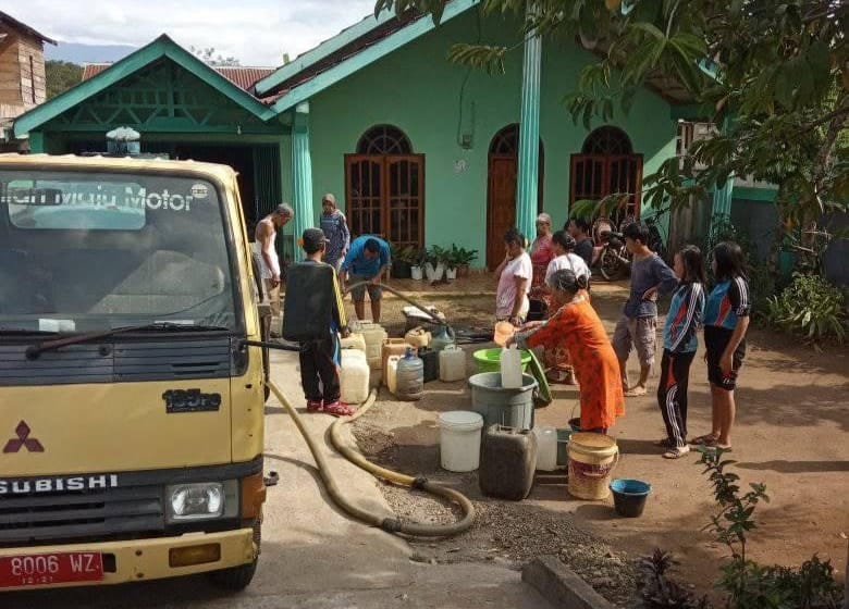 fhoto : penyaluran air bersih oleh uptd pdam pagar alam untuk warga yang terdampak kekeringan