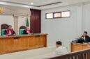 Saat tim kuasa hukum terdakwa Yansori, Sapriadi Syamsudin, SH. MH.membacakan nota pembelaan di sidang PN Tipikor 
Palembang, Senin (3/8/2026)