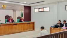 Saat tim kuasa hukum terdakwa Yansori, Sapriadi Syamsudin, SH. MH.membacakan nota pembelaan di sidang PN Tipikor 
Palembang, Senin (3/8/2026)