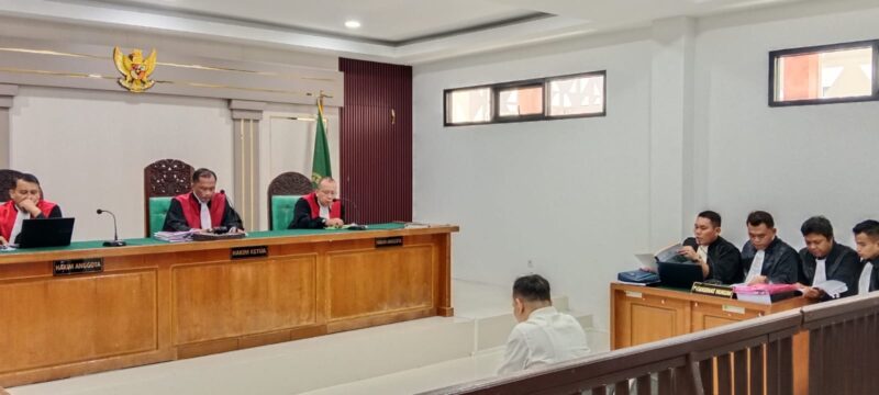 Saat tim kuasa hukum terdakwa Yansori, Sapriadi Syamsudin, SH. MH.membacakan nota pembelaan di sidang PN Tipikor 
Palembang, Senin (3/8/2026)