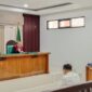 Saat tim kuasa hukum terdakwa Yansori, Sapriadi Syamsudin, SH. MH.membacakan nota pembelaan di sidang PN Tipikor 
Palembang, Senin (3/8/2026)