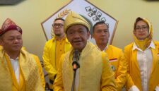 Menteri ESDM Bahlil Lahadalia saat diwawancarai usai acara Pembukaan Musyawarah Daerah XI DPD Partai Golkar Provinsi Sumsel Tahun 2026, Minggu (2/8/2026). Foto: Tia