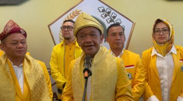 Menteri ESDM Bahlil Lahadalia saat diwawancarai usai acara Pembukaan Musyawarah Daerah XI DPD Partai Golkar Provinsi Sumsel Tahun 2026, Minggu (2/8/2026). Foto: Tia
