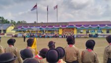 Suasana Upacara Pembukaan Peringatan Hari Pramuka ke-65 di lapangan SD Negeri Eling-Eling, Desa Tanjung Sari, Kecamatan Buay Madang Timur, OKU Timur. 