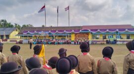 Suasana Upacara Pembukaan Peringatan Hari Pramuka ke-65 di lapangan SD Negeri Eling-Eling, Desa Tanjung Sari, Kecamatan Buay Madang Timur, OKU Timur. 