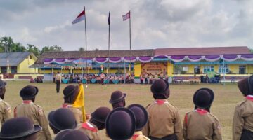 Suasana Upacara Pembukaan Peringatan Hari Pramuka ke-65 di lapangan SD Negeri Eling-Eling, Desa Tanjung Sari, Kecamatan Buay Madang Timur, OKU Timur. 