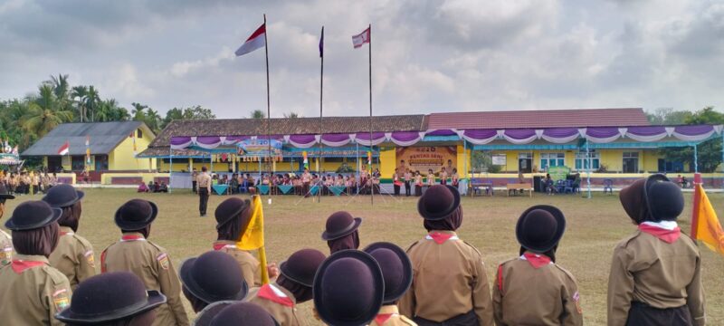 Suasana Upacara Pembukaan Peringatan Hari Pramuka ke-65 di lapangan SD Negeri Eling-Eling, Desa Tanjung Sari, Kecamatan Buay Madang Timur, OKU Timur. 