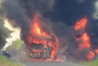 Bus ALS yang terbakar di Jalan Lintas Sumatera beberapa waktu lalu.