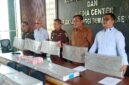 Wakil Kepala Kejati Sumsel Delianto, SH., MH. didampingi Bupati Musi Banyuasin M. Toha Tohet, SH., serta Kajari Musi Banyuasin Dr. Aka Kurniawan, SH., MH. saat konferensi pers di Kejati Sumsel, Selasa (4/8/2026).