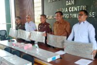 Wakil Kepala Kejati Sumsel Delianto, SH., MH. didampingi Bupati Musi Banyuasin M. Toha Tohet, SH., serta Kajari Musi Banyuasin Dr. Aka Kurniawan, SH., MH. saat konferensi pers di Kejati Sumsel, Selasa (4/8/2026).
