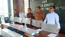Wakil Kepala Kejati Sumsel Delianto, SH., MH. didampingi Bupati Musi Banyuasin M. Toha Tohet, SH., serta Kajari Musi Banyuasin Dr. Aka Kurniawan, SH., MH. saat konferensi pers di Kejati Sumsel, Selasa (4/8/2026).