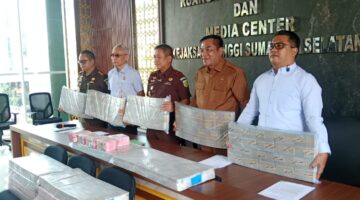 Wakil Kepala Kejati Sumsel Delianto, SH., MH. didampingi Bupati Musi Banyuasin M. Toha Tohet, SH., serta Kajari Musi Banyuasin Dr. Aka Kurniawan, SH., MH. saat konferensi pers di Kejati Sumsel, Selasa (4/8/2026).