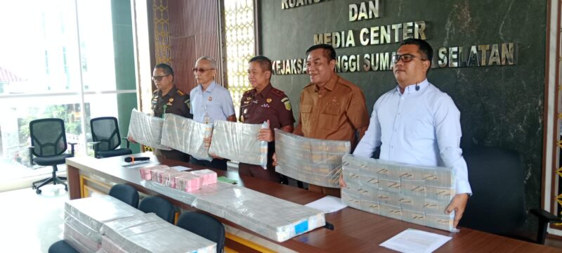 Wakil Kepala Kejati Sumsel Delianto, SH., MH. didampingi Bupati Musi Banyuasin M. Toha Tohet, SH., serta Kajari Musi Banyuasin Dr. Aka Kurniawan, SH., MH. saat konferensi pers di Kejati Sumsel, Selasa (4/8/2026).