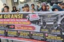 Saat GRANSI dan Forum LSM Bersatu gelar aksi damai di Kejari Palembang, Rabu (5/8/2026)