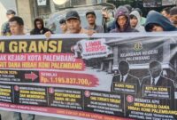 Saat GRANSI dan Forum LSM Bersatu gelar aksi damai di Kejari Palembang, Rabu (5/8/2026)