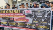 Saat GRANSI dan Forum LSM Bersatu gelar aksi damai di Kejari Palembang, Rabu (5/8/2026)