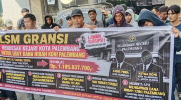 Saat GRANSI dan Forum LSM Bersatu gelar aksi damai di Kejari Palembang, Rabu (5/8/2026)