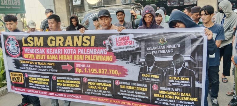Saat GRANSI dan Forum LSM Bersatu gelar aksi damai di Kejari Palembang, Rabu (5/8/2026)