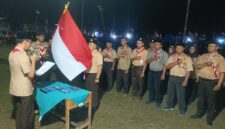 Wakil Bupati OKU Timur, M Adi Nugraha Purnama Yudha, memimpin upacara pelantikan pengurus Mabiran dan Kwartir Ranting Gerakan Pramuka Buay Madang Timur masa bakti 2026–2029 di Lapangan Desa Tanjung Sari, Kecamatan Buay Madang Timur, Kabupaten OKU Timur.