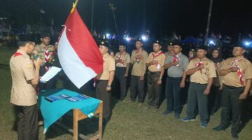 Wakil Bupati OKU Timur, M Adi Nugraha Purnama Yudha, memimpin upacara pelantikan pengurus Mabiran dan Kwartir Ranting Gerakan Pramuka Buay Madang Timur masa bakti 2026–2029 di Lapangan Desa Tanjung Sari, Kecamatan Buay Madang Timur, Kabupaten OKU Timur.
