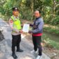 Personel Polsek Buay Madang Timur, Bripka Iswanto menyerahkan lembaran kertas Maklumat Karhutla kepada seorang warga saat menggelar kegiatan sambang di Desa Tanjung Sari, Kecamatan Buay Madang Timur, Kabupaten OKU Timur. 
