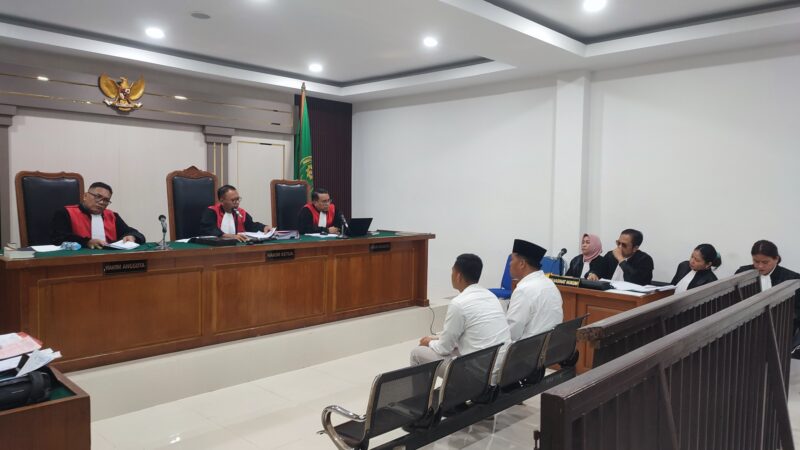 Saat kedua terdakwa dihadirkan diruang sidang di PN Tipikor Palembang, Kamis (6/8/2026)