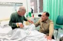 Anggota DPR RI Bambang Haryo Soekartono (BHS) saat besuk salah satu korban di rumah sakit.