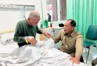 Anggota DPR RI Bambang Haryo Soekartono (BHS) saat besuk salah satu korban di rumah sakit.