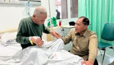 Anggota DPR RI Bambang Haryo Soekartono (BHS) saat besuk salah satu korban di rumah sakit.