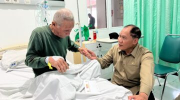 Anggota DPR RI Bambang Haryo Soekartono (BHS) saat besuk salah satu korban di rumah sakit.