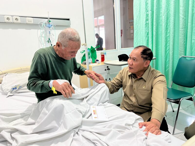 Anggota DPR RI Bambang Haryo Soekartono (BHS) saat besuk salah satu korban di rumah sakit.