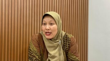 Manajer Humas Rumah Sakit Pusri, Diah Dwi Anugrah saat diwawancarai langsung, Jumat (7/8/2026). Foto: Tia