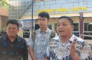 Korban datang didampingi tim kuasa hukum dari MJP & Partners, yakni Dr M. Jasmadi Pasmeindra SHI MH, Desmon Simanjuntak SH, dan Alan Pranjaya SH.