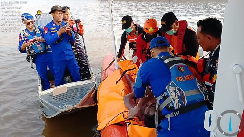 Tim SAR Gabungan menemukan satu korban, satu lagi masih dicari. Foto: Basarnas Palembang.