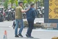 Foto :  pelaku digiring Petugas kepolisian