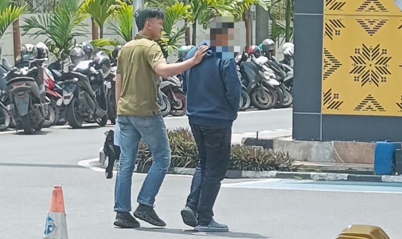 Foto :  pelaku digiring Petugas kepolisian