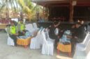 Personel Polsek Buay Madang Timur dan anggota Brimob bersiaga saat melakukan pengamanan kegiatan bakti sosial donor darah di kediaman owner PT Melodi Group, Desa Suka Maju, Kecamatan Buay Madang Timur, OKU Timur. 
