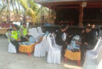 Personel Polsek Buay Madang Timur dan anggota Brimob bersiaga saat melakukan pengamanan kegiatan bakti sosial donor darah di kediaman owner PT Melodi Group, Desa Suka Maju, Kecamatan Buay Madang Timur, OKU Timur. 