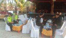 Personel Polsek Buay Madang Timur dan anggota Brimob bersiaga saat melakukan pengamanan kegiatan bakti sosial donor darah di kediaman owner PT Melodi Group, Desa Suka Maju, Kecamatan Buay Madang Timur, OKU Timur.